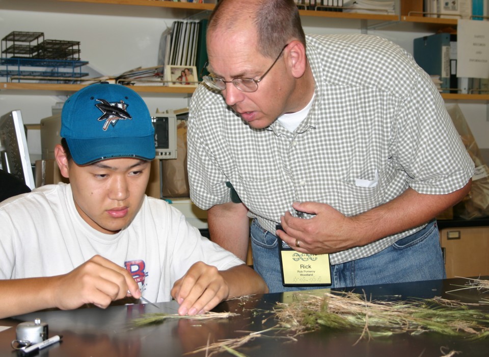 Rick Pomeroy talks with a high school student participating in the Young Scholars Program