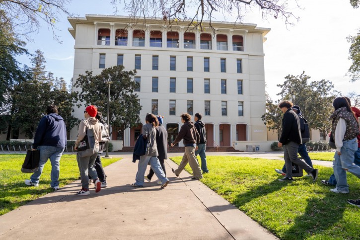 A group of students tour the UC Davis campus.