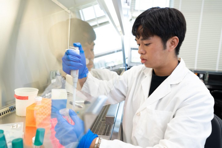 Anderson concentrates on filling a bottle