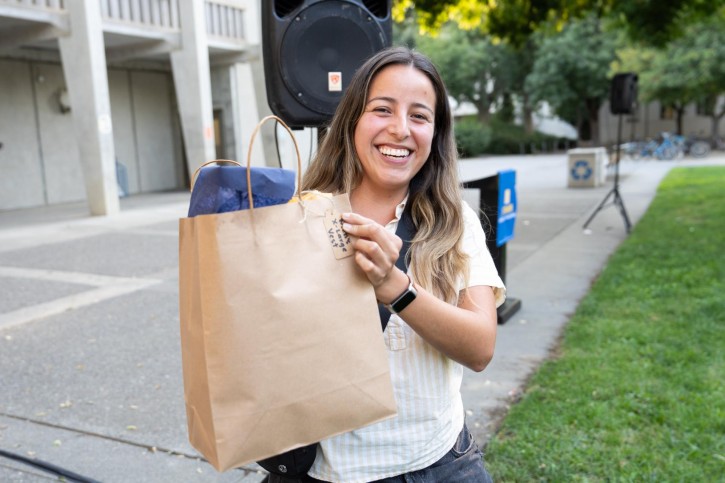 An attendee holds up her gift bag