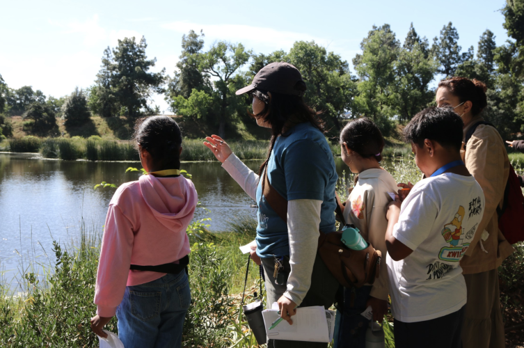 Hannah Kwok leads the group discussion with Maestra Peñaloza.