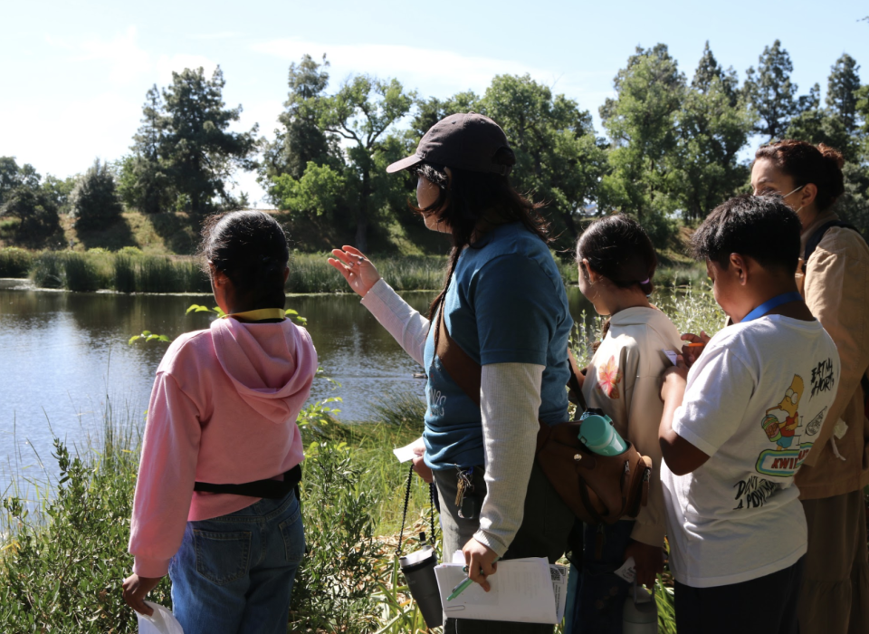 Hannah Kwok leads the group discussion with Maestra Peñaloza.